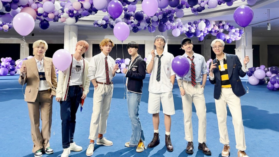 Balões roxos fizeram parte do cenário de performance de 'Permission do dance', do BTS, no programa do Jimmy Fallon