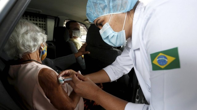 Vacinação em Drive Thru no Parque de Madureira para idosos