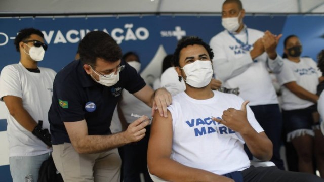 Jovem é vacinado no Complexo da Maré