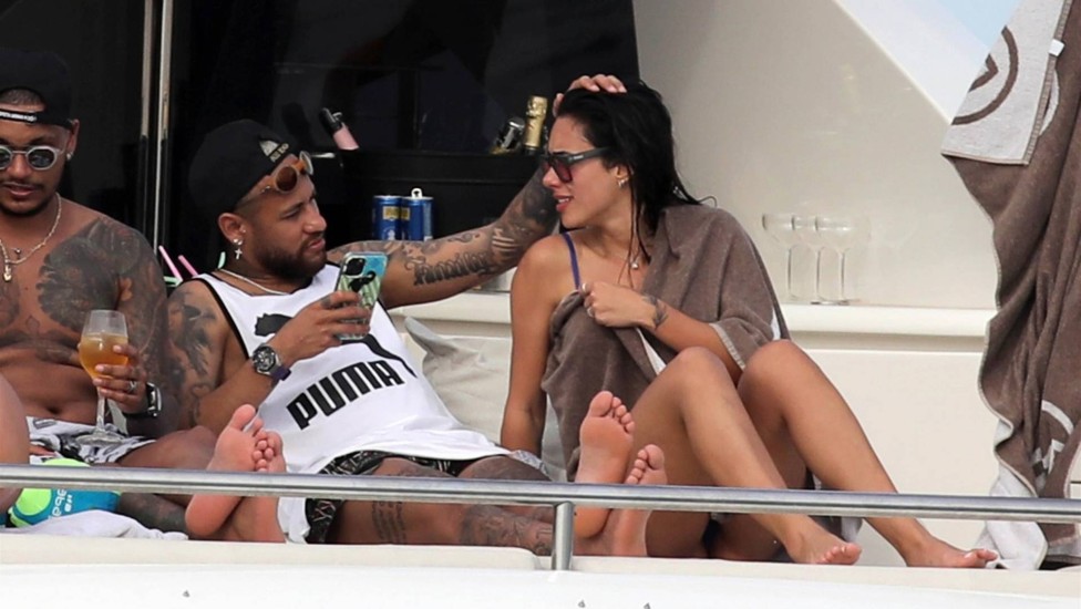 Neymar troca carinhos com a influenciadora Bruna Biancardi em passeio de iate