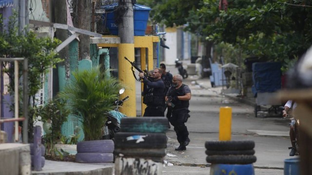 Policiais durante operação na favela do Jacarezinho