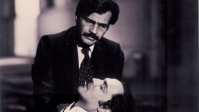 Cena de "O beijo no asfalto" (1980). Aprígio (Tarcísio Meira) e Arandir (Ney Latorraca) na versão de Bruno Barreto para a peça de Nelson...