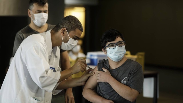 O estudante Felipe Almeida, de 17 anos, recebeu a primeira dose de vacina contra a Covid-19 nesta segunda-feira