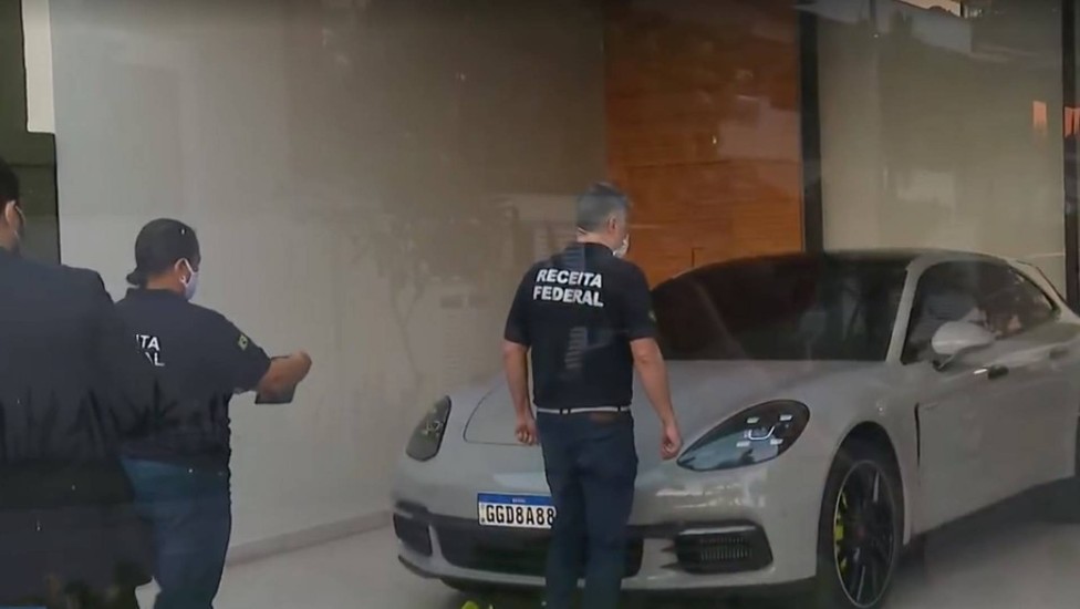 Carros esportivo encontrado na garagem do imóvel na Barra da Tijuca onde Glaidson foi preso