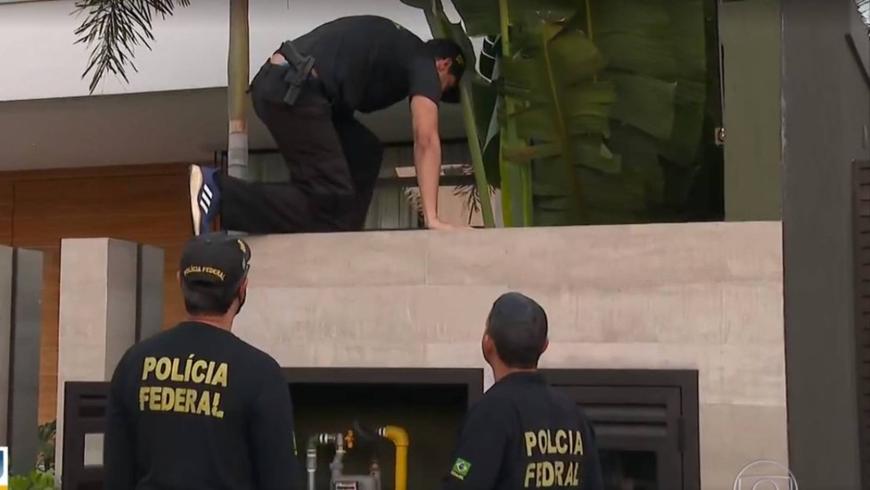 Agentes pulam para dentro da casa de Glaidson, em condomínio na Barra da tijuca, na Zona Oeste do Rio, onde Glaidson foi preso