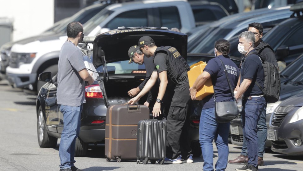 Agentes da PF chegam à sede da polícia com malas de dinheiro em espécie: o montante chegaria a cerca de 20 milhões, entre reais, euros e dólares