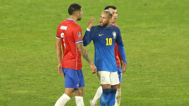 Neymar discute com Maripan em partida contra o Chile