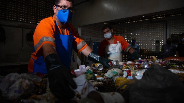 Funcionários da Comlurb trabalham catalogando resíduos no centro de pesquisas da empresa, em Vargem Pequena: matéria orgânica jogada fora teve redução durante a pandemia