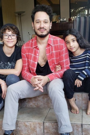 Felipe Rosseno, marido da atriz, e os filhos do casal, Bernardo e Clarice