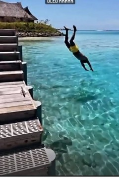 Alexandre mergulhando no mar em viagem às Maldivas