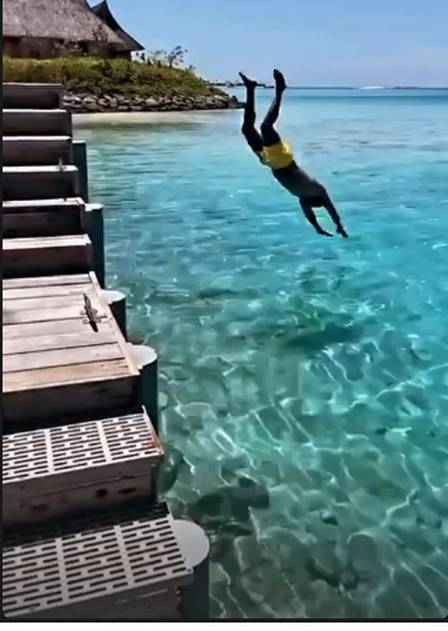 Alexandre mergulhando no mar em viagem às Maldivas
