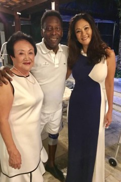 Pelé e a atual mulher, Marcia Aoki, de preto e branco