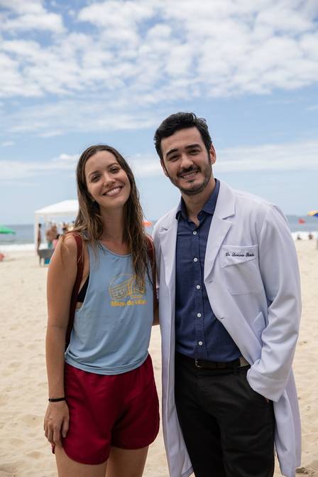 Com Nathalia Dill em “Um casal inseparável”: a jogadora de vôlei de praia e o médico são muito diferentes, mas se apaixonam