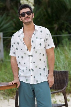 A camisa praiana do personagem Leo que o ator herdou