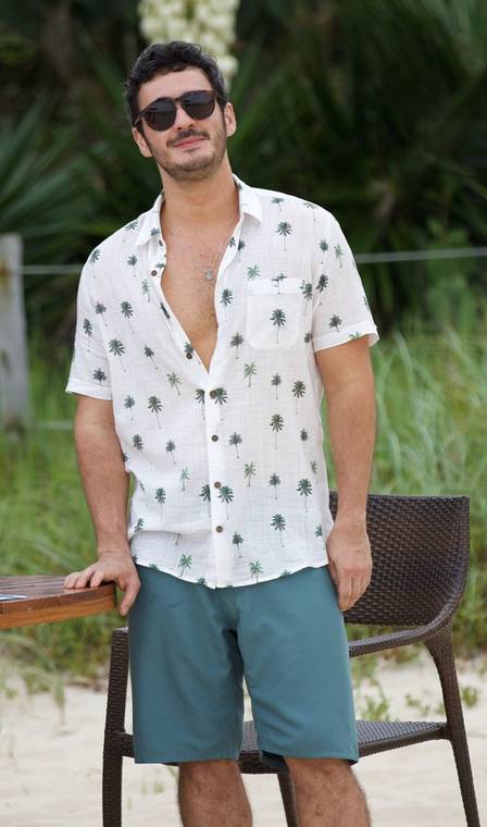 A camisa praiana do personagem Leo que o ator herdou