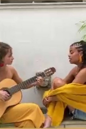 Lia no dueto com a prima Clara Buarque, filha de Carlinhos Brown
