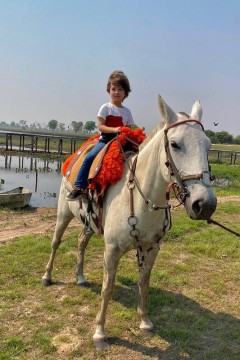Lucas Oliveira, o Tadeu (criança), anda a cavalo