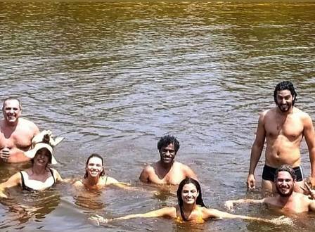 Elenco e produção toma banho de rio no Pantanal