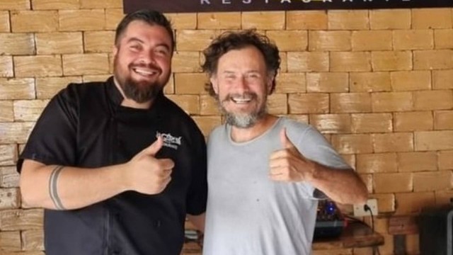 Rafael, chef do restaurante La Garcia, posa com Enrique Diaz
