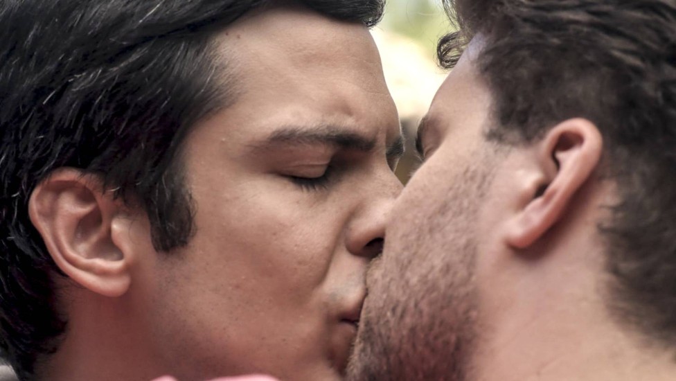 O beijo entre Félix (Mateus Solano) e Niko (Thiago Fragoso)