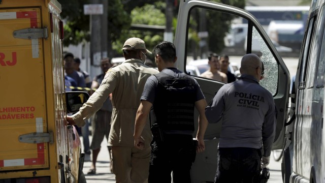Policiais civis periciam a van que o vereador dirigia quando foi executado a tiros de fuzil no bairro Pilar