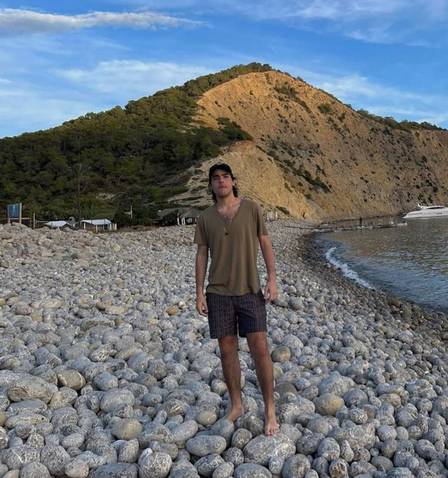 Filho de Faustão posa em Ibiza e supreende após perder mais de 50kg