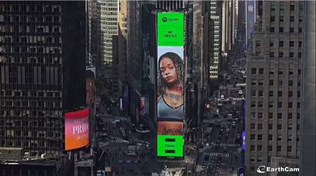 MC Dricka estampou um telão da Times Square, em Nova York, em junho