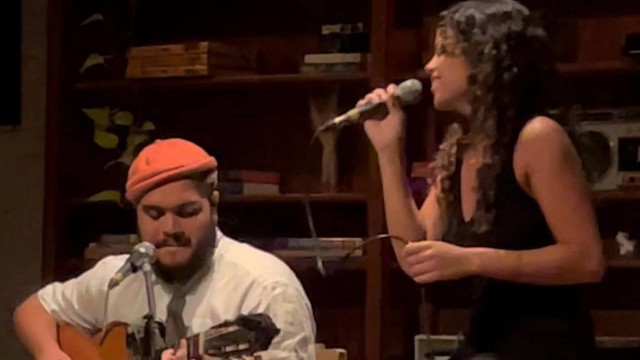 Fran Gil e Clara Buarque cantam juntos