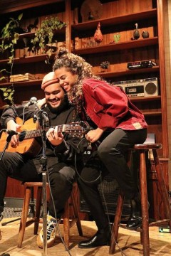 Fran Gil e Clara Buarque cantam juntos