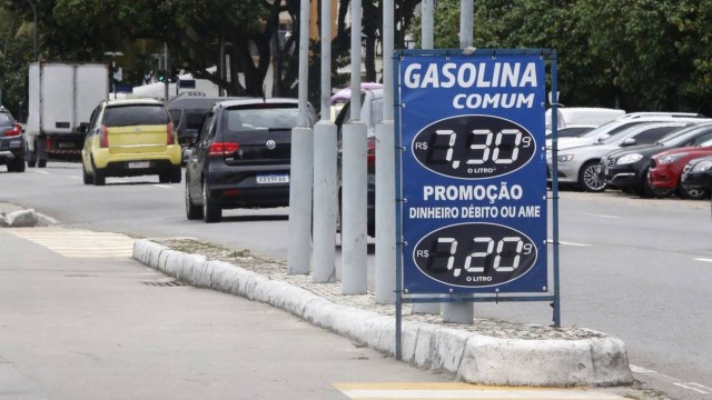 No Rio, posto anuncia 'promoção' com gasolina a R$ 7,30