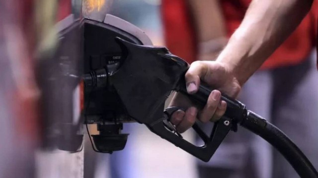 A gasolina acumula alta de 48% em 12 meses