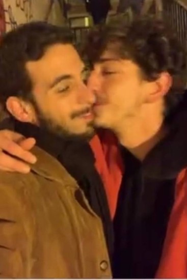 Johnny Massaro posta beijo no namorado