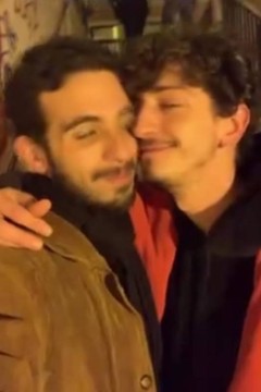 Johnny Massaro posta beijo no namorado