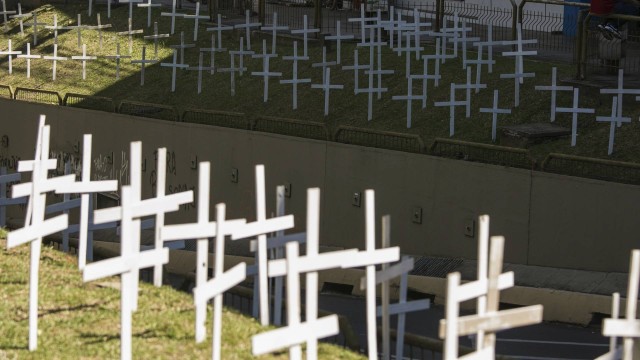 Familiares espalharam cruzes em homenagem às vítimas no viaduto Evandro Behr, em Santa Mari