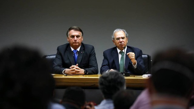 O presidente Jair Bolsonaro e o ministro da Economia, Paulo Guedes, em coletiva de imprensa que tratou do furo no teto de gastos