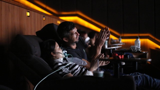 Sophia Vitória assiste ao filme ao lado do pai Luiz Fernando