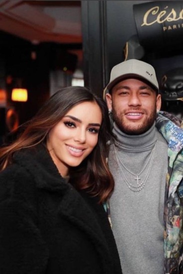 Neymar posa com Bruna Biancardi e um casal de amigos em Paris