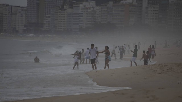 Praia de Copacabana amanheceu com céu encoberto neste sábado