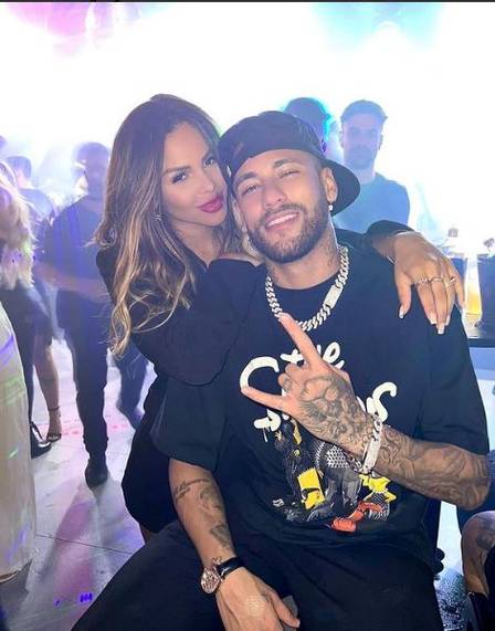 Gabily, ex-affair de Neymar, também passou pelo Néyveillon e fez show