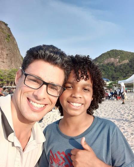 Cauã Reymond com Julio Cezar Cirilo, de 10 anos