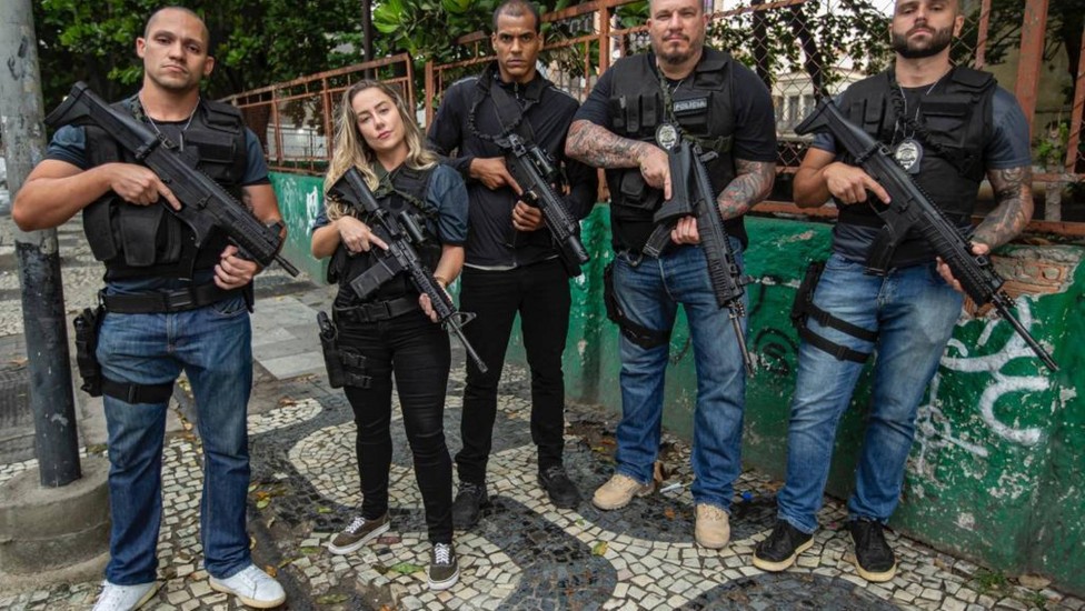 A policial civil Stella Maris ao lado de Macello Melo Jr. nas gravações de "Arcanjo renegado 2"
