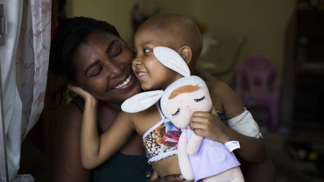 RI Belford Roxo RJ 16/01/2022 VACINAÇÃO - Crianças com prioeidade de vacinação. Giovanna, 6 anos, faz tratamento de quimioterapia por conta de um câncer. Na foto ela está ao lado da mãe Flávia. Foto Guito Moreto / Agência O Globo
