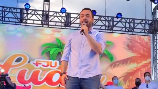 Cláudio Castro canta em evento gospel