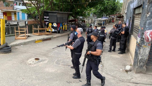 Equipes da polícia na comunidade do Jacarezinho