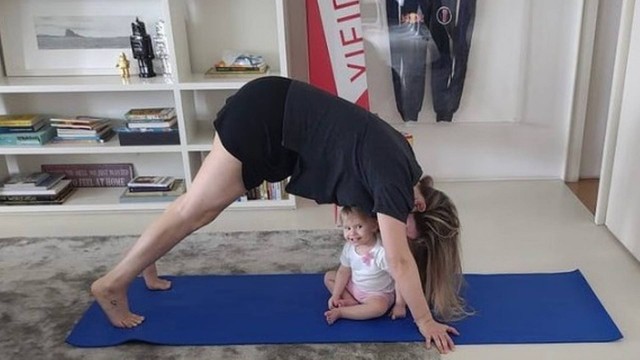 Diana fazendo yoga