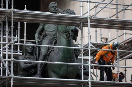Operários trabalham na remoção da estátua de Roosevelt, em dezembro