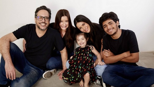 Lucio Mauro Filho com a mulher, Cíntia Oliveira, e os filhos Liz, Luiza e Bento