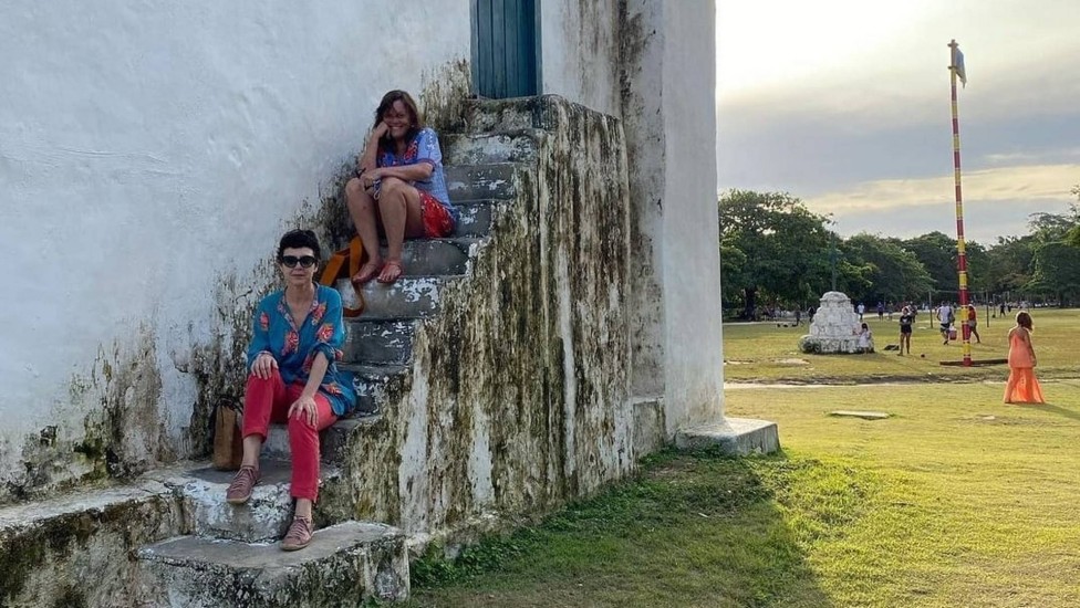 Maitê Proença festeja 64 anos com Adriana Calcanhotto em viagem de férias na Bahia