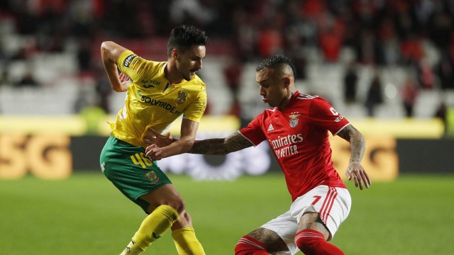 Everton Cebolinha (à direita), do Benfica, interessa ao Flamengo -
