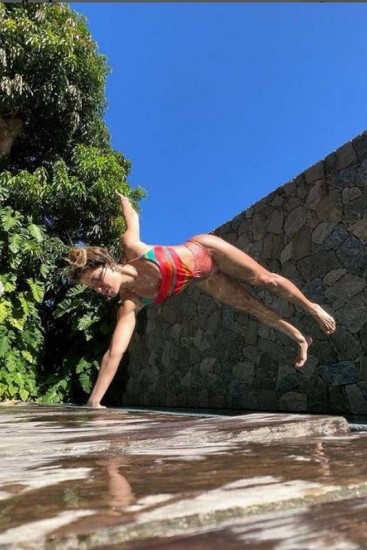 Carolina Dieckmann na piscina de sua mansão